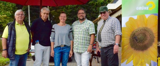 Am Samstag führte mich die Sommertour erstmals nach Ostfriesland, in die schöne Krummhörn, die leider auch von einen Gefahren umgeben ist. Der dortige OV sagt deshalb NEIN zum Kohlekraftwerk Eemshaven und Ausbaggerung des dortigen Fahrwassers, denn die Verschlickung bedroht Fischgründe und Strände bis hin zu den ostfriesischen Inseln. Auch fordern sie Aufklärung über die hohen Emissionen von Schadstoffen von verschiedenen Industrieunternehmen in Delfzijl. Es müssten Luftmessstellen eingerichtet werden und ein Krebsregister erstellt werden, denn die Krebsrate sei in der Krummhörn in den letzten Jahren signifikant angestiegen. Trotz der ernsten Themen verteilten wir mit Spaß in kurzer Zeit mehr als einhundert Flyer.