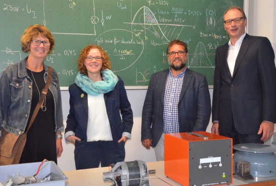 Auch das Handwerk entwickelt sich immer mehr zum digitalen Anwender. Gesellen (ganz wenige Frauen nur) und Facharbeiter machen dort in einem Jahr ihren Meister: im Bundestechnologiezentrum für Elektro- und Informationstechnik in Oldenburg (BFE). Bei meinem Besuch mit Susanne Menge und Julia Verlinden erklärte uns Direktor Thorsten Janßen, wie sehr ihn einerseits das Thema umtreibt, Mädchen und Frauen für diese Themen zu gewinnen und andererseits grundsätzlich junge Menschen zu motivieren, sich weiter zu qualifizieren auf dem Arbeitsmarkt. Janßens Erfahrung nach, sind die beruflichen Aussichten bestens.