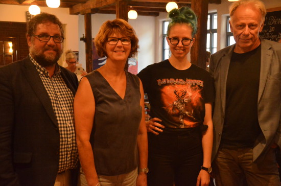 What’s left – was ist eigentlich Links, wie sich eine Linke und ein Linker definieren und welchen Niederschlag Linkssein in der Politik findet. Dazu hatten Susanne und ich zum Abschluss meiner Sommertour 2016 ins OLs Brauhaus in Oldenburg zwei Bremer Gäste eingeladen: Kai Wargalla, GRÜNE Landesvorsitzende  und Jürgen Trittin, MdB. Für Kai ist linkes GRÜNsein etwas Positives und Hoffnungsvolles, sie guckt nach vorne. Das unterscheidet uns von anderen Linken, die nicht regieren wollen. Für Jürgen ist Linkssein, dass man die Realpolitik nicht den Realos überlassen darf, denn die sind nur Reformer im Sinne eines Reformhauses. Man darf die Industriepolitik nicht der Industrie überlassen. Ich finde, wir müssen uns den emanzipatorischen Bewegungen annähern. Links ist sich nicht vor der Mühe zu scheuen.