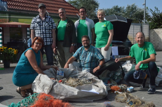 Die Borkumer GRÜNEN hatten die sehr gute Idee, von der Flut angeschwemmte Plastikteile zu sammeln und an ihrem GRÜNEN Infostand zu zeigen. Das ist leider sehr beeindruckend, was alles anlandet. Natürlich Netze aus der Fischerei, aber auch Produkte unseres Konsumwahns, den anscheinend niemand vermisst, weil die Preise so niedrig sind (v.l.n.r.): Meta, Jürgen, Thomas, Daniel, ich, Birgit und Eldert.