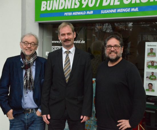Die Energiewende beschleunigen: Der Flaschenhals der Energiewende ist auch die nicht ausreichende Netzinfrastruktur. Der Projektentwickler Dr. Rolf Hamann (Mitte) und der Wirtschaftspolitiker Prof. Ulrich Scheele (li.) von der Uni Oldenburg stellten mir das Prinzip gekühlter Stromübertragung in schmalen Trassen vor. Diese knapp zwei Meter breite Trasse bietet sich an, Höchstspannung aus dem Norden in den Süden zu transportieren. Idealerweise ist diese schmale Stromtrasse entlang der Autobahn zu verlegen. Damit einher ginge der Aufbau einer Ladeinfrastruktur für Elektromobilität. Die Infrastruktur derart zu bündeln wäre ideal.
