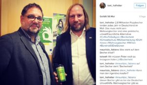Die Becherhelden Toni Hofreiter und ich mit dem coolen Mehrwegbecher der DUH.