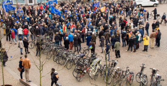 Dafür statt dagegen. Auf dem Oldenburger Julius-Mosen-Platz demonstrierten am Sonntag zum ersten Mal Hunderte Menschen für Europa. Besonders junge Leute sagten: Wir leben gern in der Europäischen Union. Bei strahlendem Sonnenschein spürten sie ihn, den Puls von Europa.