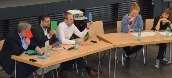 "Sind Sie dafür, Cannabis zu legalisieren?", war eine der Fragen der Schüler*innen der 11. und 12. Klasse der Oldenburger IGS Flötenteich. Die Farben erklären sich von selbst, oder? Rechts von mir Dennis Rohde (SPD) und lienks von mir Stephan Albani (CDU).