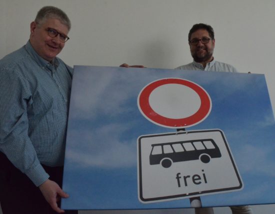 Mobil in die Zukunft, doch wie geht soll das funktionieren gerade im ländlichen Raum? Deswegen habe ich mich in Oldenburg mit dem Verkehrsplaner Christoph Marquardt getroffen. Die meisten von uns werden immer älter und immer mehr Menschen ziehen weg vom Land. Das mobilitätsverhalten ändert sich natürlich auch und deswegen gilt es im länfdlichen Raum noch mehr als in den Städten praktikable Lösungen zu finden. Z.B. in Bussen Passagiere und waren transportieren.