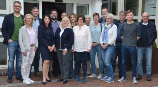 Eine engagierte Runde diskutierte darüber, wie den Werkvertragsarbeiter*innen geholfen werden kann (v.l.n.r.): Stefan Christ, N.N., Hans-Joachim Janßen, Daniela Reim, ich, Stephan Eisenbart, Audra Brinkhus-Saltys, Katja Keul, Irmtraud Kannen, N.N., N.N., Thomas Schremmer, N.N. und N.N.