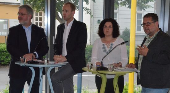 Gibt es noch eine Vision für die Politik? Im Forum St. Peter in Oldenburg wurde diese Frage (v.l.n.r.) Stefan Albani, Dennis Rohde, Amira Mohamed Ali und mir gestellt. Das das Thema Flucht komplex ist, mag ich gar nicht bestreiten, doch das die große Koalition kein Einwanderungsgesetz auf den Weg gebracht hat zeigt, dass die beiden großen Parteien keine Visionen haben.