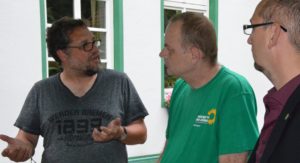 Alex von Fintel (re.) mit einem Hemd, das in Europa hergetsellt worden ist, Ulf Berner (Mitte) in GRÜNEM T-Shirt und ich fair gehandeltem Werder T-Shirt sprachen über missachtete Menschenrechte und ausgelaugte Böden, die die global agierende Textilindustrie mit verursachen.