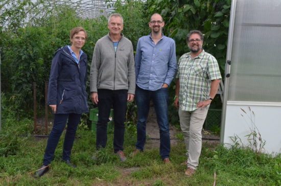 Bio in Büppel vor dem Gewächshaus, in dem z.B. acht Sorten Tomaten reifen (v.l.n.r.): Heike Kliegelhöfer, Klaus Leiter, Alex von Fintel und ich.