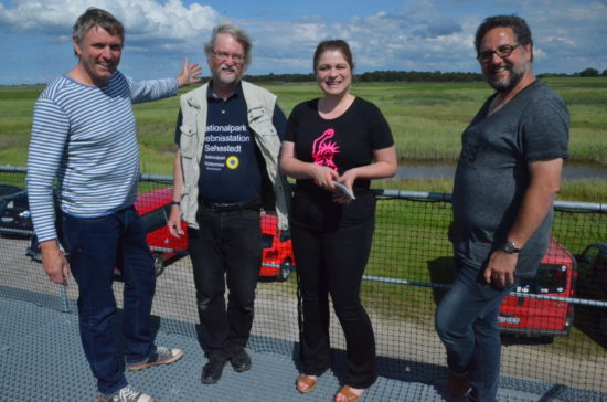 Das "Schwimmende Moor" in Sehestedt in Friesland gibt es einmal auf der Welt. Rüdiger von Lemm (2.v.l.) hat es Christina-Joanne Schröder, Hanso Janssen und mir gezeigt und auch den Salzwiesenlehrpfad hingewiesen. Die Salzwiesen sind dem Moor vorgelagert. Das Wattenmeer vor Sehestedt ist natürlich auch im Sommer ideal, um einen Kurzurlaub zu unternehmen. Wer weiter denkt, urlaubt näher. 