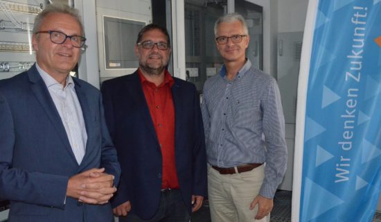 Konrad Zuse schuf den ersten frei programmierbaren Rechner. Die Maschine Z3 wurde anno 1941 der Öffentlichkeit vorgestellt. Heutzutage ist es der Computer. In der Zuse-Gemeinschaft sind 76 industrienahe Forschungsinstitute vertreten, auch das Offis aus Oldenburg gehört dazu. Prof. Wolgang Nebel (li.) ist Vizepräsident der Zuse-Gemeinschaft und Dr. Holger Peinemann (re.) ist im Innovationsrat der Zuse-Gemeinschaft, die für den Mittelstand forscht. Ein Brückenschlag zwischen Wissenschaft und Wirtschaft. Offis fürchtet die Innovationsfähigkeit des deutschen Mittelstandes und ich unterstütze den Ansatz und Wunsch nach mehr institutioneller Förderung. Im Gegensatz zur Projektförderung, die kreative Prozesse eher schwächt, entwickeln sich bei der institutionellen Förderung Ideen frei. So viel Vertrauen sollte Politik meiner Meinung nach besitzen.