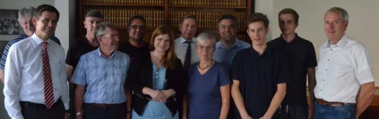 Inhaber Jan Müller (links) und seine Gäste, darunter Bundestagskandidatin für die Wesermarsch Christina Johanne Schröder (mitte, links) und ich (links dahinter)