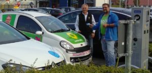 Herr Tiemann und ich vor seiner Ladesäule, in der Kuhlenstraße in Westerstede