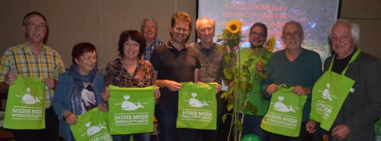 Sie gehen mit Stoffbeuteln einkaufen (v.l.nr.): Detlef und Renate Bollmann, Anke Schiehold, Heinz Wellmann, Stefan Depta, Eduard Hüser, ich, Johannes Hiltner und Hans Driebold.